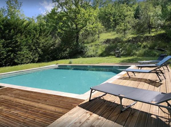Maison en bois avec piscine