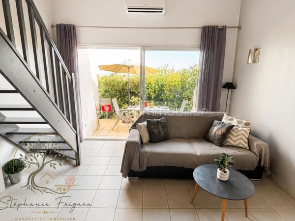 J'ai le plaisir de vous proposer, en exclusivité, cet appartement en rez de jardin, idéalement situé au coeur de Porticcio permettant une accessibilité à pied à toutes les commodités, notamment les plages et leurs activités.
En excellent état, parfaitement optimisé il se compose comme suit: 
Une pièce de vie avec cuisine ouverte équipée donnant sur une vaste terrasse arborée, sans vis à vis, une salle d'eau, wc indépendantet enfin une chambre en mezzanine.
Une place de stationnement privative vient compléter ce bien.
L'un des principaux atouts est que l'utilisation de la voiture n'est pas indispensable pour profiter pleinement de l'environnement.