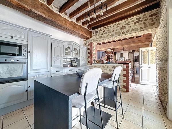 Propriété équestre d’exception : écurie 37 boxes, maison, piste, étang, 15 hectares