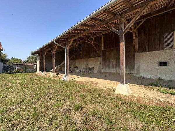 À vendre – Authentique corps de ferme en pierre avec ses dépendances