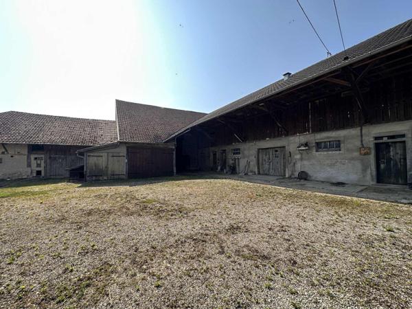 À vendre – Authentique corps de ferme en pierre avec ses dépendances