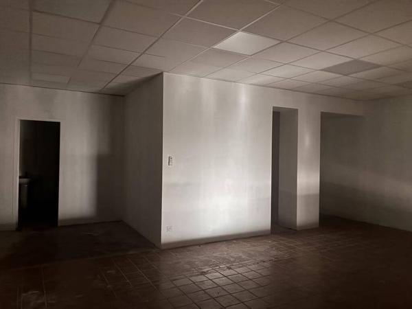 Local commercial avec belle vitrine