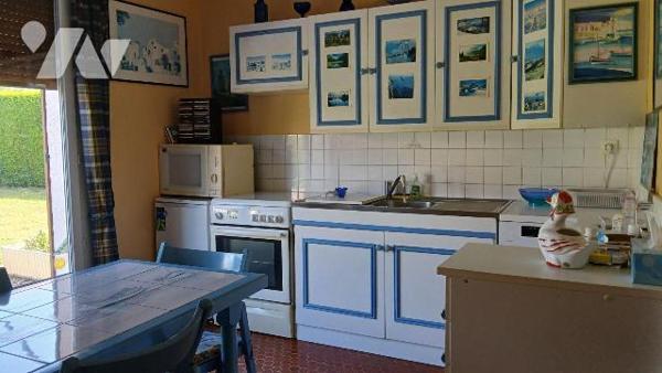 Pavillon comprenant :
- au rez-de-chaussée : entrée avec placard/penderie, séjour / salon, cui...