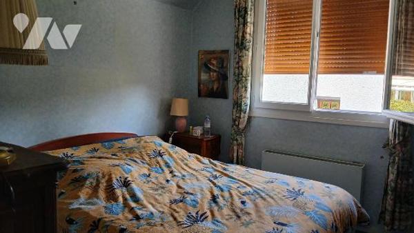 Pavillon comprenant :
- au rez-de-chaussée : entrée avec placard/penderie, séjour / salon, cui...