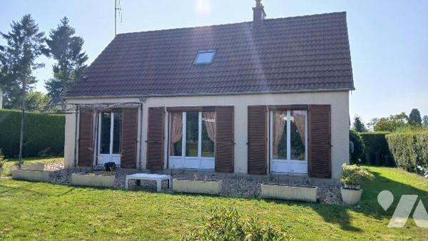 Pavillon comprenant :
- au rez-de-chaussée : entrée avec placard/penderie, séjour / salon, cui...