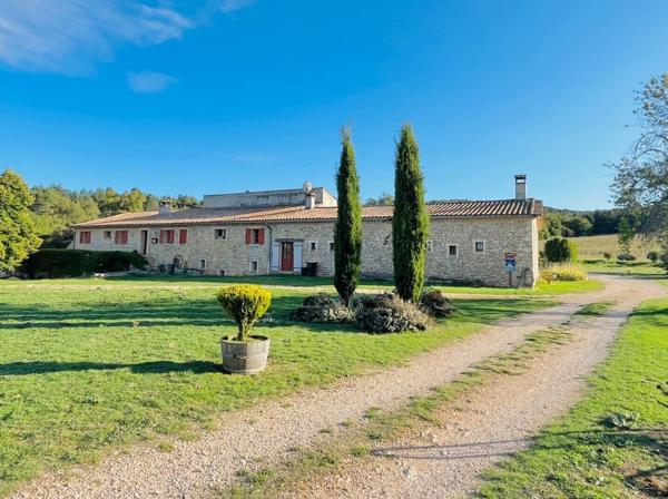 Sault (84390) Belle bâtisse ancienne sur emplacement idyllique au milieu de 107 hectares !