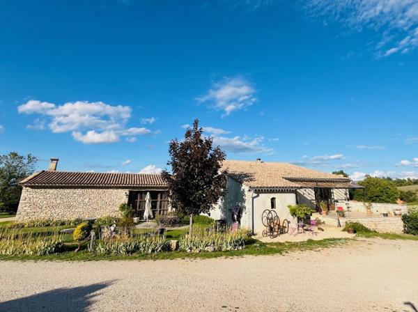 Sault (84390) Belle bâtisse ancienne sur emplacement idyllique au milieu de 107 hectares !