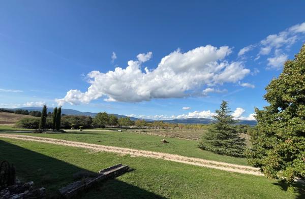 Sault (84390) Belle bâtisse ancienne sur emplacement idyllique au milieu de 107 hectares !