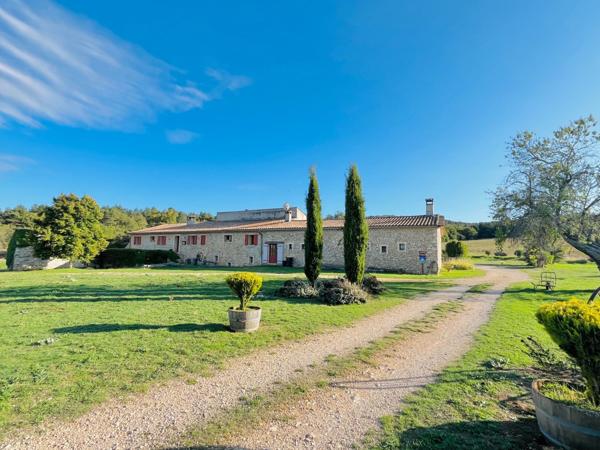 Sault (84390) Belle bâtisse ancienne sur emplacement idyllique au milieu de 107 hectares !