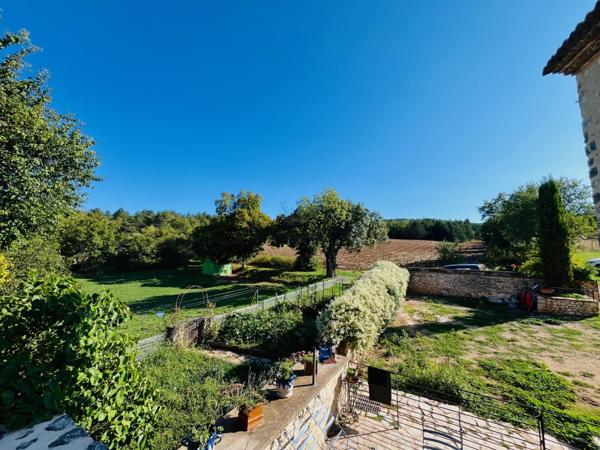 Sault (84390) Belle bâtisse ancienne sur emplacement idyllique au milieu de 107 hectares !