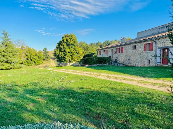 Sault (84390) Belle bâtisse ancienne sur emplacement idyllique au milieu de 107 hectares !
