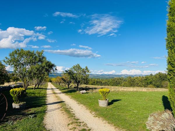 Sault (84390) Belle bâtisse ancienne sur emplacement idyllique au milieu de 107 hectares !