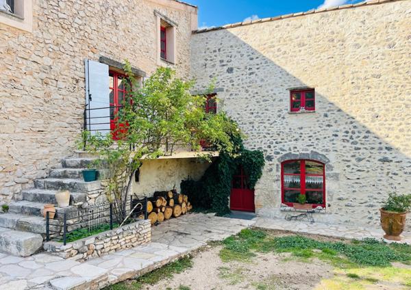 Sault (84390) Belle bâtisse ancienne sur emplacement idyllique au milieu de 107 hectares !