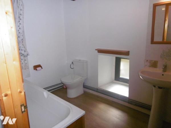 CHARMANT ENSEMBLE IMMOBILIER EN PIERRES situé PROCHE A84 (sortie Pont-Farcy)