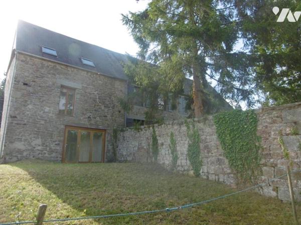 CHARMANT ENSEMBLE IMMOBILIER EN PIERRES situé PROCHE A84 (sortie Pont-Farcy)