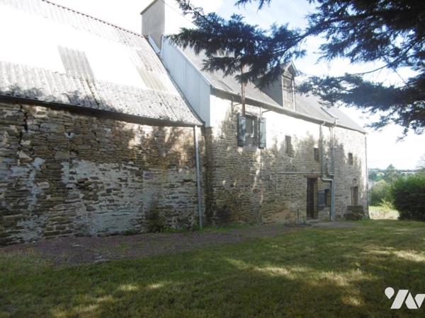 CHARMANT ENSEMBLE IMMOBILIER EN PIERRES situé PROCHE A84 (sortie Pont-Farcy)