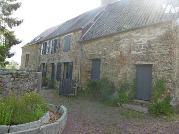 CHARMANT ENSEMBLE IMMOBILIER EN PIERRES situé PROCHE A84 (sortie Pont-Farcy)