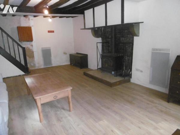 CHARMANT ENSEMBLE IMMOBILIER EN PIERRES situé PROCHE A84 (sortie Pont-Farcy)