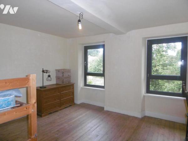 CHARMANT ENSEMBLE IMMOBILIER EN PIERRES situé PROCHE A84 (sortie Pont-Farcy)