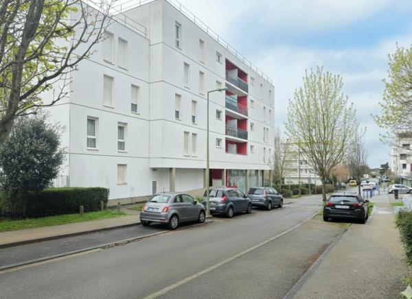 Appartement T3 en résidence sécurisée avec balcon et place de parking privative