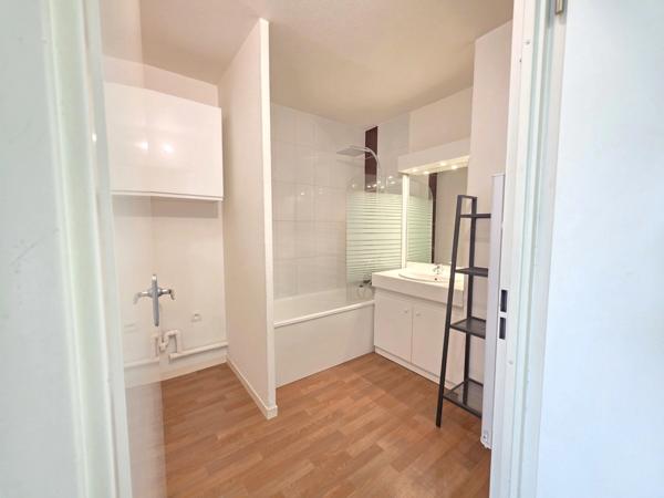 Appartement T3 en résidence sécurisée avec balcon et place de parking privative