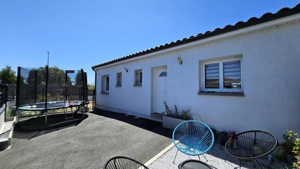 Le confort d'une maison récente, la liberté de tout faire à pied : bienvenue dans votre futur chez-vous.