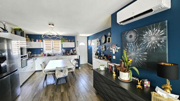 Le confort d'une maison récente, la liberté de tout faire à pied : bienvenue dans votre futur chez-vous.