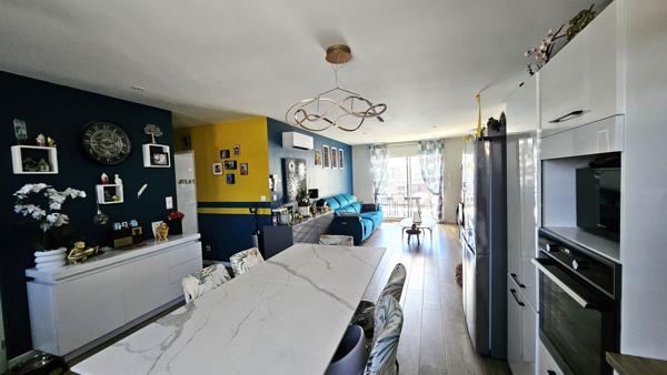 Le confort d'une maison récente, la liberté de tout faire à pied : bienvenue dans votre futur chez-vous.