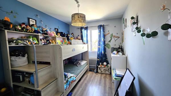 Le confort d'une maison récente, la liberté de tout faire à pied : bienvenue dans votre futur chez-vous.
