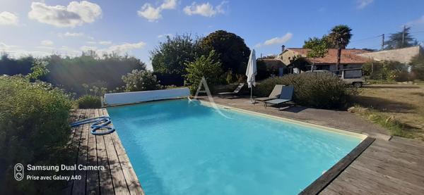 Charentaise plain pied 4 chambres avec piscine.