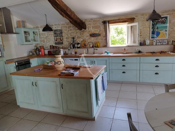 Charentaise plain pied 4 chambres avec piscine.