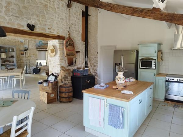 Charentaise plain pied 4 chambres avec piscine.