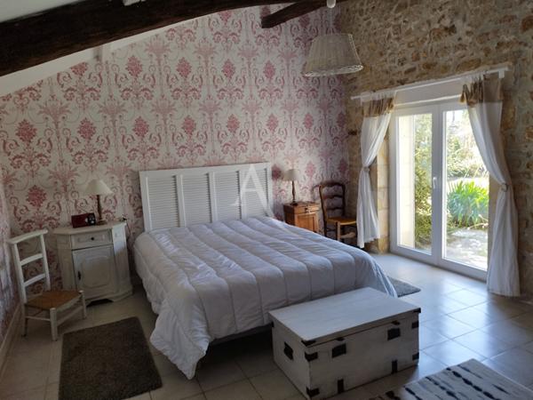 Charentaise plain pied 4 chambres avec piscine.