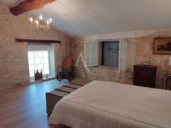 Charentaise plain pied 4 chambres avec piscine.