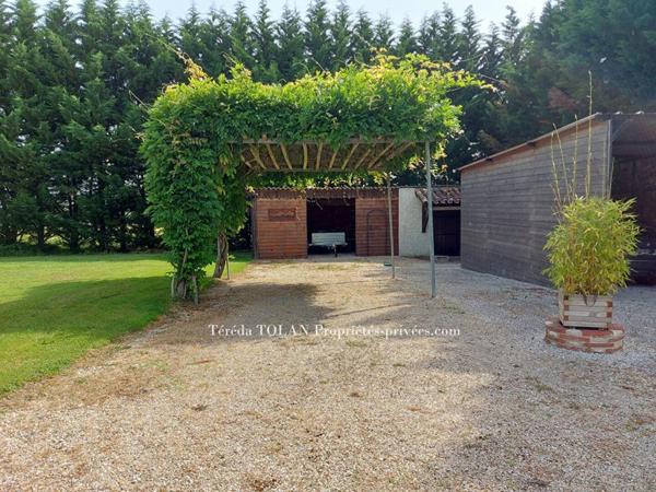 Longère en pierre 5 pièce(s), 3 chambres - 1 bureau- 160 m² - Garages - Piscine -Jardin -Vue