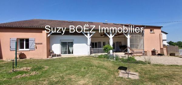 Propriété avec 3 logements, 2 séchoirs à tabac et puits
