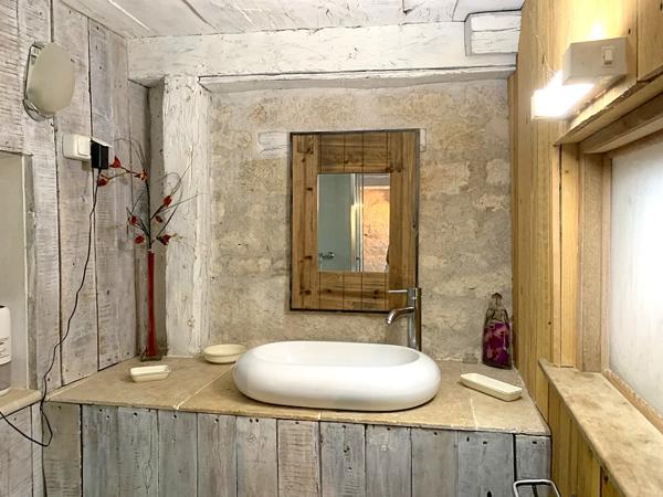 Propriété de caractère avec piscine et dépendances dans un cadre d'exception