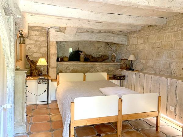 Propriété de caractère avec piscine et dépendances dans un cadre d'exception