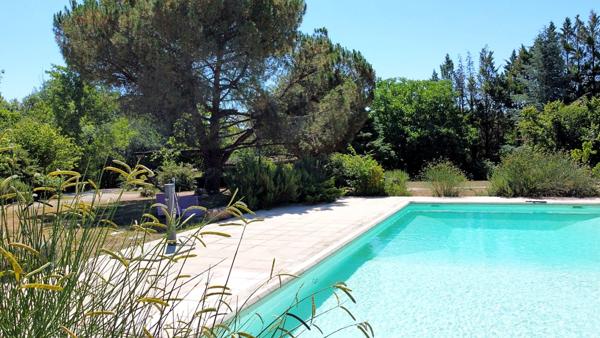 Propriété de caractère avec piscine et dépendances dans un cadre d'exception