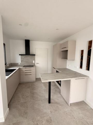 ARZON Maison de 2025, à pied du littoral et des commerces (4min), 5 pièces, 4 chambres (5ème possible) de 110 M² sur 330M² de terrain. Frais de notaire réduits