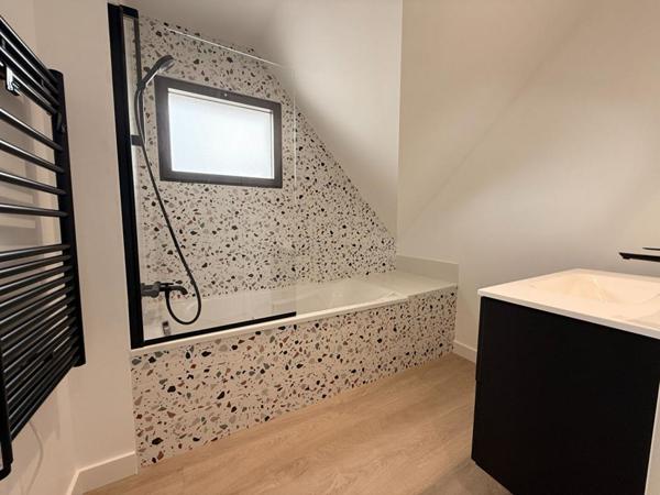 ARZON Maison de 2025, à pied du littoral et des commerces (4min), 5 pièces, 4 chambres (5ème possible) de 110 M² sur 330M² de terrain. Frais de notaire réduits