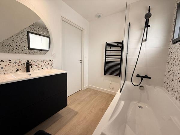 ARZON Maison de 2025, à pied du littoral et des commerces (4min), 5 pièces, 4 chambres (5ème possible) de 110 M² sur 330M² de terrain. Frais de notaire réduits