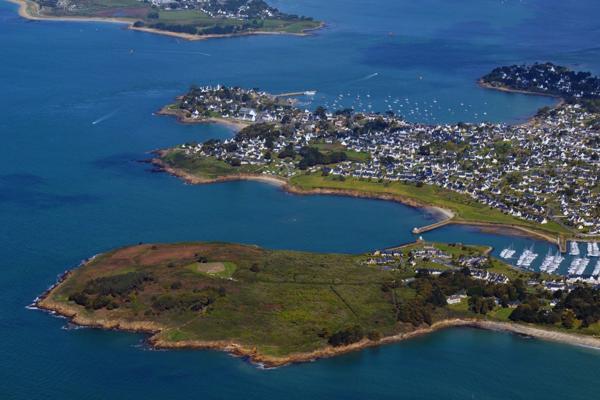ARZON Maison de 2025, à pied du littoral et des commerces (4min), 5 pièces, 4 chambres (5ème possible) de 110 M² sur 330M² de terrain. Frais de notaire réduits