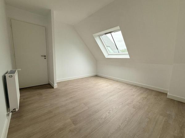 ARZON Maison de 2025, à pied du littoral et des commerces (4min), 5 pièces, 4 chambres (5ème possible) de 110 M² sur 330M² de terrain. Frais de notaire réduits