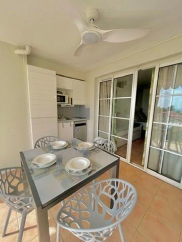 EN EXCLUSIVITE - SAINTE-ANNE – STUDIO PREMIÈRE LIGNE – VUE MER & PISCINE