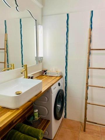 EN EXCLUSIVITE - SAINTE-ANNE – STUDIO PREMIÈRE LIGNE – VUE MER & PISCINE