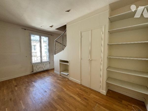 NOTAIRE VEND – APPARTEMENT DUPLEX RUE DU CHEVALIER DE SAINT-GEORGE – 8ᵉ