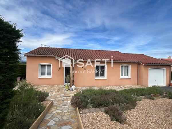 Villa plain-pied avec terrasse et garage.