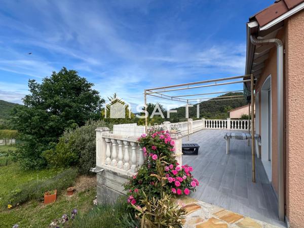 Villa plain-pied avec terrasse et garage.