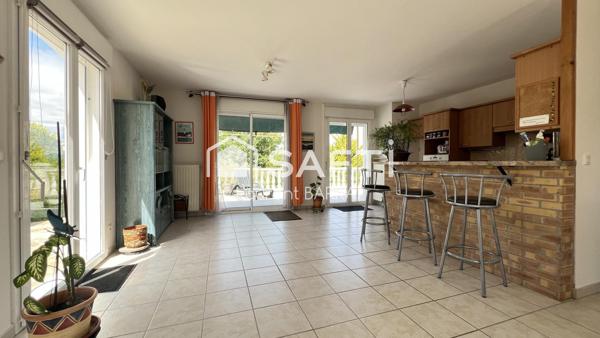 Villa plain-pied avec terrasse et garage.